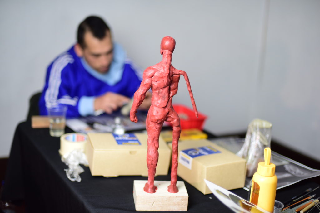 Figura humana que se realizó en el taller de escultura tradicional.