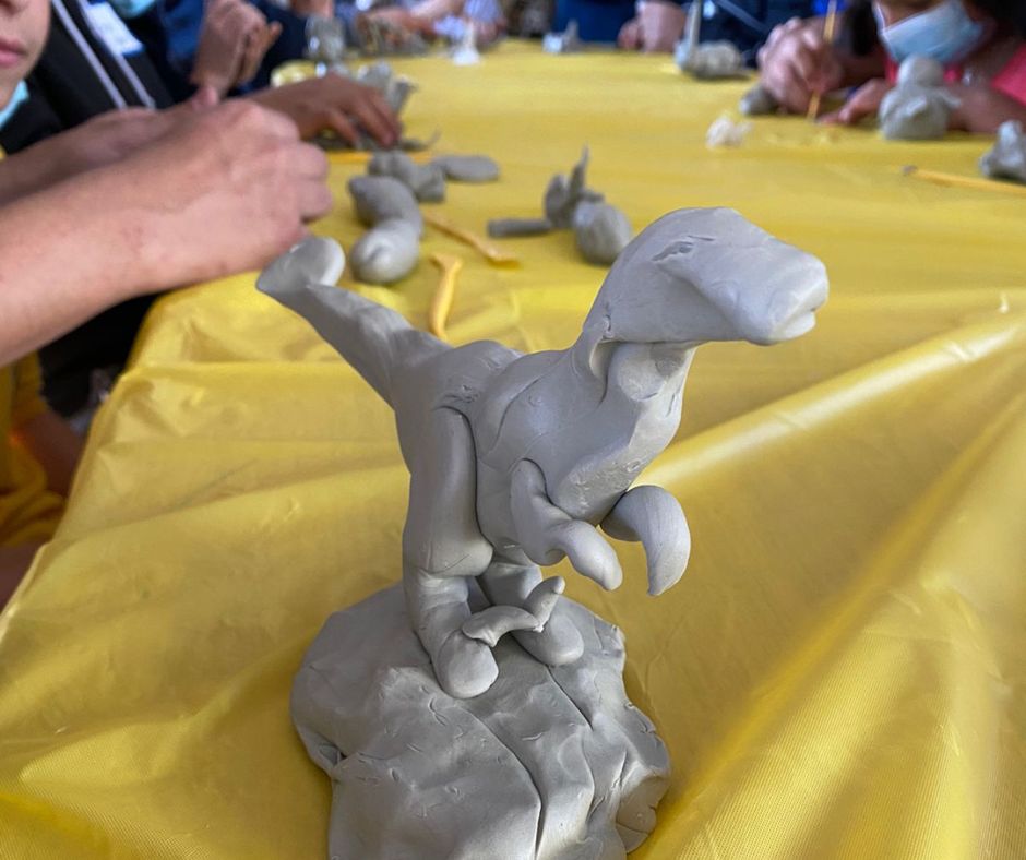 En la imagen se ve una figura de un dinosaurio.