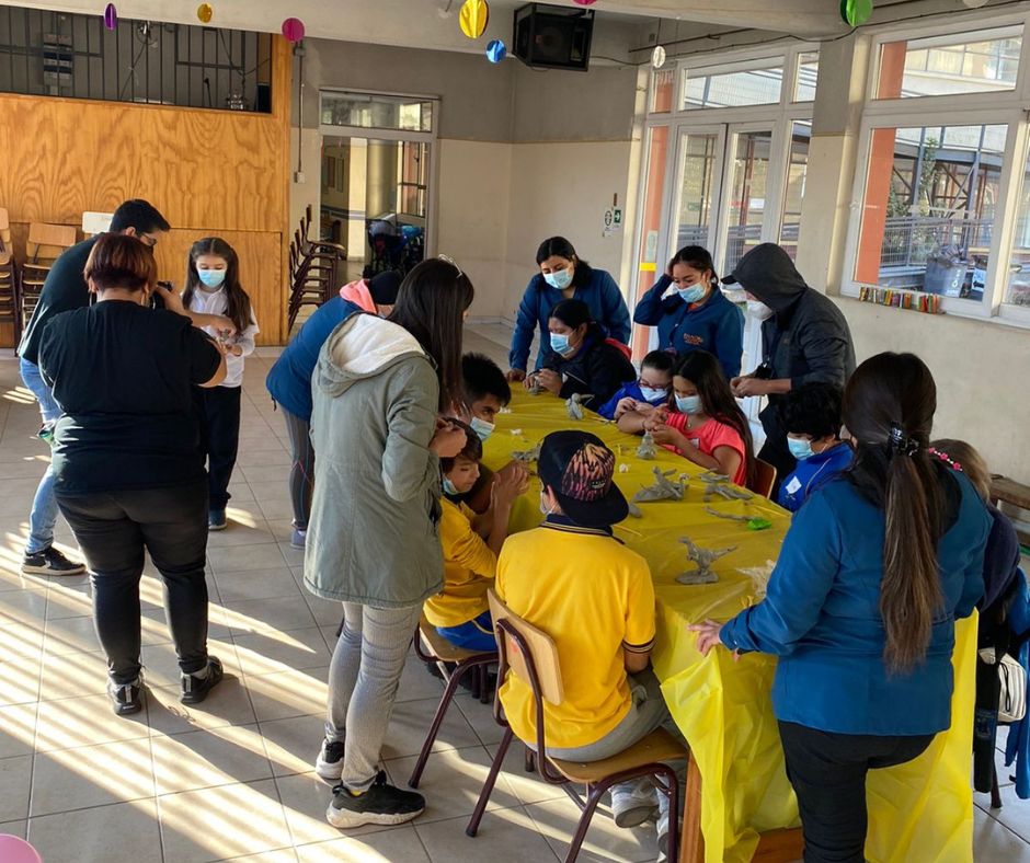 Luego del concierto terapeútico interactivo los alumnos y alumnas recrearon en plasticera lo que imaginaron.o